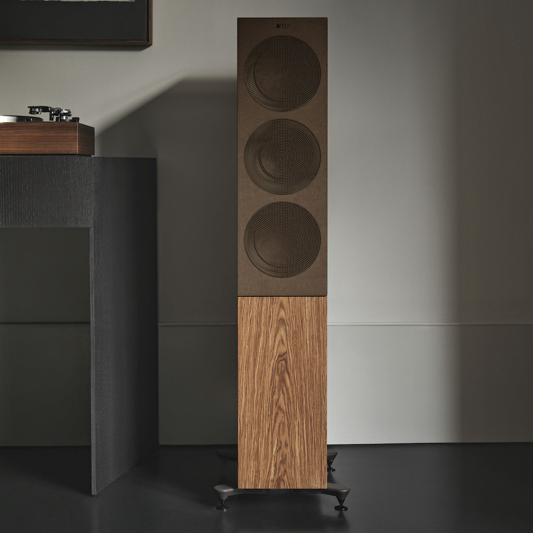 R Series lifestyle R7Meta Walnut Portrait GrilleOn 1050x1050