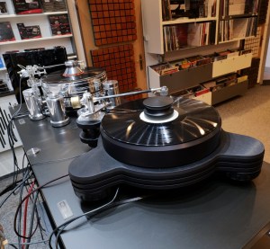 Acoustic Signature Tornado NEO + Rameno TA-1000 NEO + prenoska MCX3 + rameno TA-1000 NEO; vystavený kus (2/8)