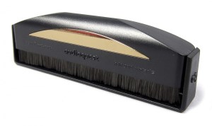 Audioquest Anti Static Record Brush - antistatický karbonový kartáček  s více než milionem ultra jemných vláken (3/14)