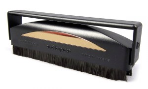 Audioquest Anti Static Record Brush - antistatický karbonový kartáček  s více než milionem ultra jemných vláken (6/14)