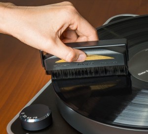 Audioquest Anti Static Record Brush - antistatický karbonový kartáček  s více než milionem ultra jemných vláken (13/14)