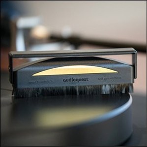 Audioquest Anti Static Record Brush - antistatický karbonový kartáček  s více než milionem ultra jemných vláken (14/14)